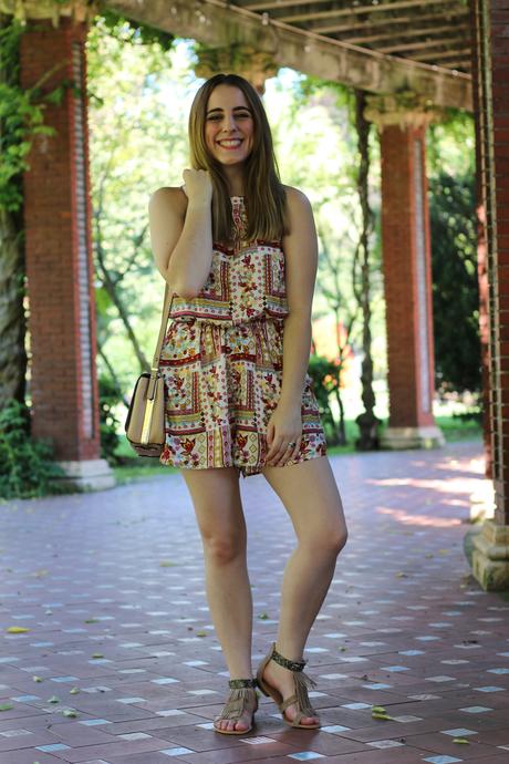 Un mono estampado con mucho color Un mono estampado con mucho color