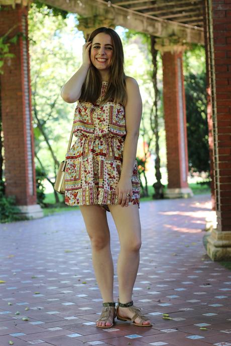 Un mono estampado con mucho color Un mono estampado con mucho color