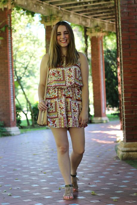 Un mono estampado con mucho color Un mono estampado con mucho color