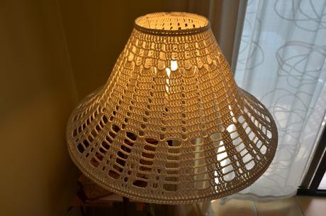 Pantalla de lámpara a ganchillo. Pantalla de lámpara a ganchillo.