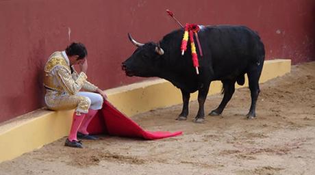 Matador de toros haciendo un desplante