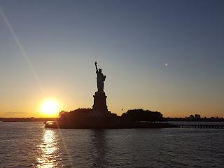 LA ESTATUA DE LA LIBERTAD: UN REGALO EMBLEMATICO LA ESTATUA DE LA LIBERTAD: UN REGALO EMBLEMATICO