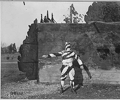 PRIMERA GUERRA MUNDIAL: EL ARTE DEL CAMUFLAJE AL SERVICIO DE LA OBSERVACIÓN Y EL DESPISTE DEL ENEMIGO PRIMERA GUERRA MUNDIAL: EL ARTE DEL CAMUFLAJE AL SERVICIO DE LA OBSERVACIÓN Y EL DESPISTE DEL ENEMIGO