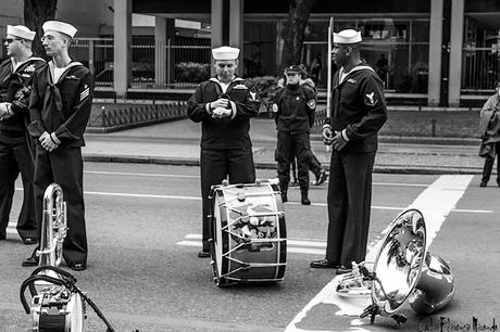 Foto Blanco y  Negro.Grupo de marino Estadounidenses esperando hacer su pasado en el desfile por el Bicentenario de la Independencia