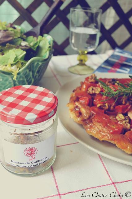 Tarta tatin de tomates cherry, queso de cabra y nueces al romero con sal marina