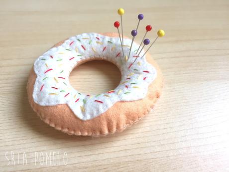 DIY: alfiletero donut de fieltro.