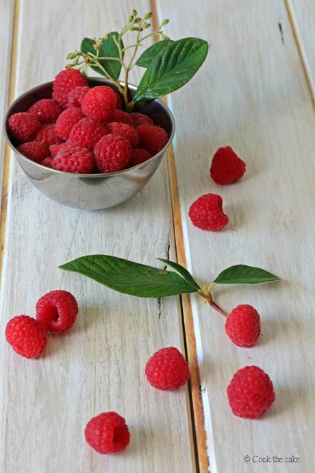Tarta helada de mousse de frambuesas y crema de vainilla y pistachos frambuesas, raspberries