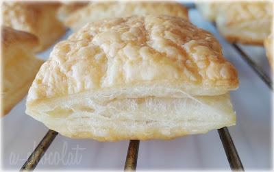 Hojaldres rellenos de crema pastelera ( Miguelitos )