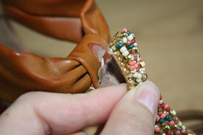 Diy: cómo arreglar unas sandalias con pulseras de bolas