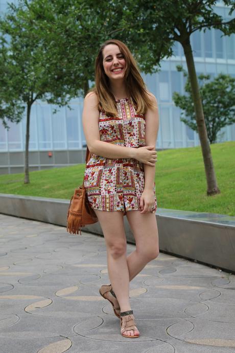 Mono estampado y bolso de flecos Mono estampado y bolso de flecos