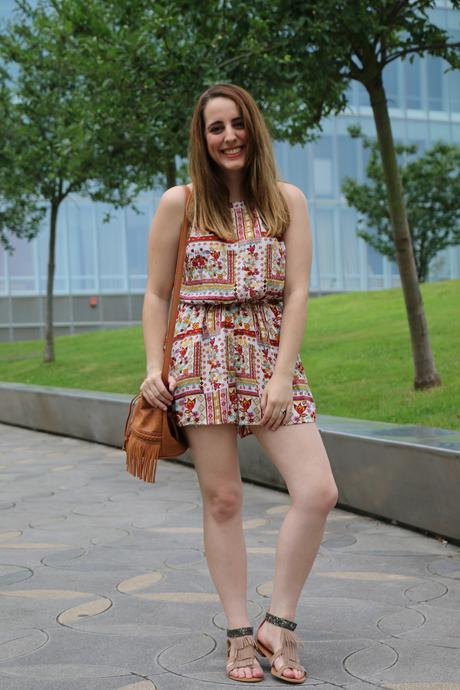 Mono estampado y bolso de flecos Mono estampado y bolso de flecos