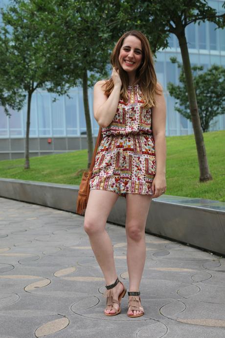 Mono estampado y bolso de flecos Mono estampado y bolso de flecos