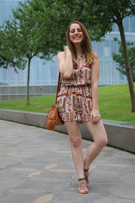 Mono estampado y bolso de flecos Mono estampado y bolso de flecos