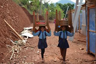Los escolares colaboran en las tareas cotidianas en la ESCUELA (Nepal) 21-días-en-Nepal-ESCUELA-Fotografia