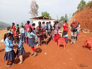 Escolares y vecinos en el acto de entrega de los materiales 21-días-en-Nepal-ESCUELA-Fotografia