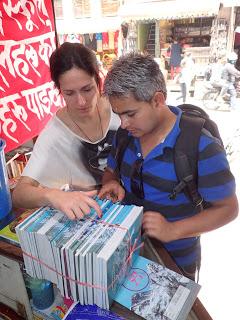 Con María y Dipak, comprando los cuadernos en Kathmandú 21-días-en-Nepal-ESCUELA-Fotografia