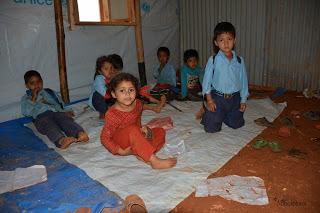 El suelo de la escuela es la tierra y faltan medios para los más pequeños. 21-días-en-Nepal-ESCUELA-Fotografia