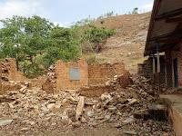 Estado en el que quedó parte de la antigua escuela en las montañas 21-días-en-Nepal-ESCUELA-Fotografia