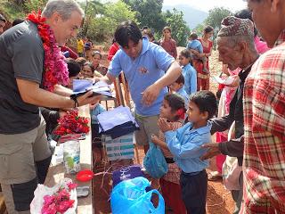 Mamasté educado de todos los niños al recoger los efectos. 21-días-en-Nepal-ESCUELA-Fotografia