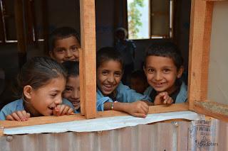 Niñas y niños sonrientes en LA ESCUELA. 21-días-en-Nepal-ESCUELA-Fotografia