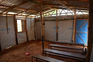 Así son las aulas en la nueva escuela. Madera, bambú, lonas y chapa. 21-días-en-Nepal-ESCUELA-Fotografia
