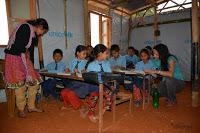 María en una de las clases, impartiendo nociones de Inglés. 21-días-en-Nepal-ESCUELA-Fotografia