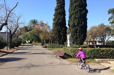 parque montjuïch con niños