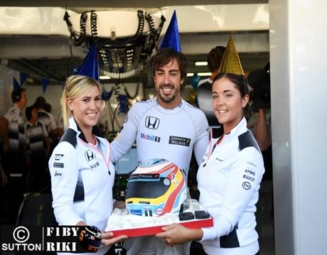 Fernando Alonso festeja su compleaños 35 en el box de McLaren