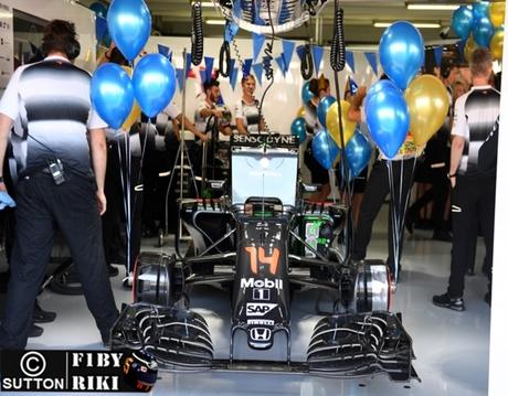 Fernando Alonso festeja su compleaños 35 en el box de McLaren
