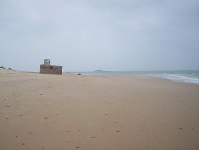 Playa de Camposoto, San Fernando, si llegas al final de la carretera, encuentras una senda para llegar a la Punta del Boquerón Playa de Camposoto, San Fernando, si llegas al final de la carretera, encuentras una senda para llegar a la Punta del Boquerón