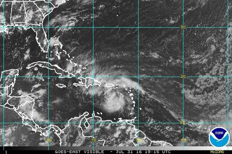 Dominicana aguarda fuertes lluvias por onda tropical.