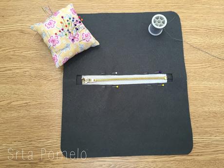 DIY: clutch de fieltro bordado. DIY: clutch de fieltro bordado.