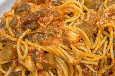 Espaguetis con atún y salsa de berenjenas y dátiles sin gluten Espaguetis con atún y salsa de berenjenas y dátiles sin gluten