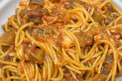 Espaguetis con atún y salsa de berenjenas y dátiles sin gluten Espaguetis con atún y salsa de berenjenas y dátiles sin gluten