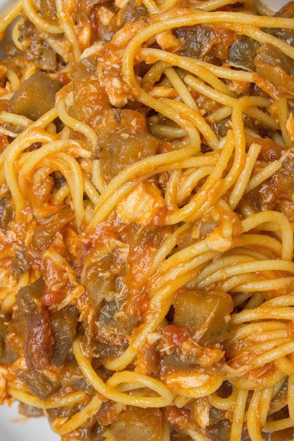 Espaguetis con atún y salsa de berenjenas y dátiles sin gluten Espaguetis con atún y salsa de berenjenas y dátiles sin gluten