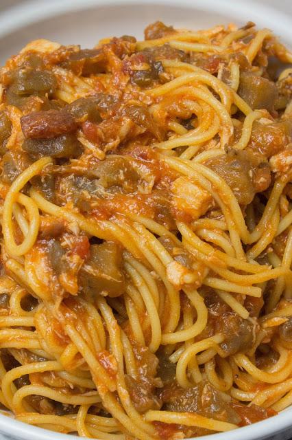 Espaguetis con atún y salsa de berenjenas y dátiles sin gluten Espaguetis con atún y salsa de berenjenas y dátiles sin gluten