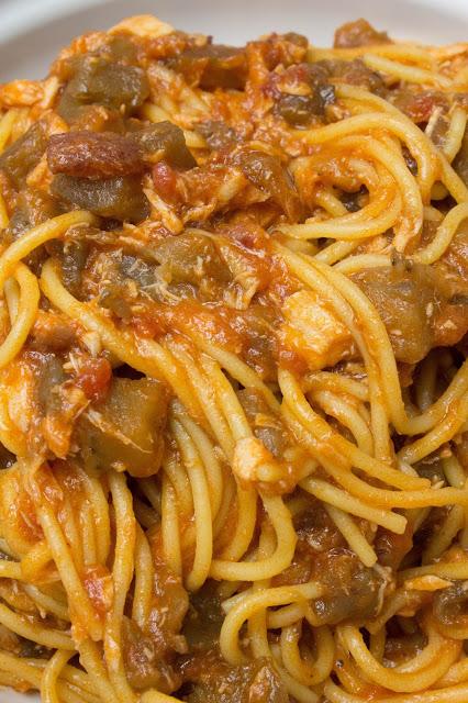 Espaguetis con atún y salsa de berenjenas y dátiles sin gluten Espaguetis con atún y salsa de berenjenas y dátiles sin gluten