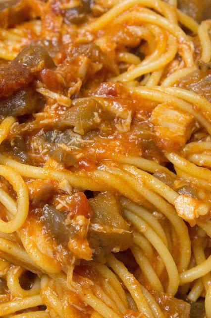 Espaguetis con atún y salsa de berenjenas y dátiles sin gluten Espaguetis con atún y salsa de berenjenas y dátiles sin gluten