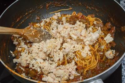 Espaguetis con atún y salsa de berenjenas y dátiles sin gluten Espaguetis con atún y salsa de berenjenas y dátiles sin gluten