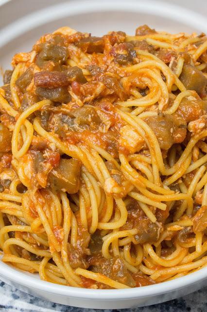 Espaguetis con atún y salsa de berenjenas y dátiles sin gluten Espaguetis con atún y salsa de berenjenas y dátiles sin gluten