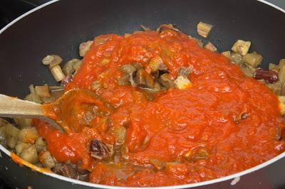 Espaguetis con atún y salsa de berenjenas y dátiles sin gluten Espaguetis con atún y salsa de berenjenas y dátiles sin gluten