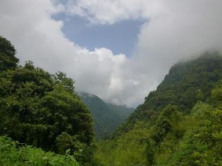 ANNAPURNA BASE CAMP ETAPA 2: GHOREPANI (2860 m) - CHOMRONG (2170 m) ANNAPURNA BASE CAMP ETAPA 2: GHOREPANI (2860 m) - CHOMRONG (2170 m)