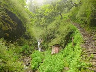 ANNAPURNA BASE CAMP ETAPA 2: GHOREPANI (2860 m) - CHOMRONG (2170 m) ANNAPURNA BASE CAMP ETAPA 2: GHOREPANI (2860 m) - CHOMRONG (2170 m)