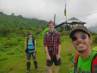 ANNAPURNA BASE CAMP ETAPA 2: GHOREPANI (2860 m) - CHOMRONG (2170 m) ANNAPURNA BASE CAMP ETAPA 2: GHOREPANI (2860 m) - CHOMRONG (2170 m)