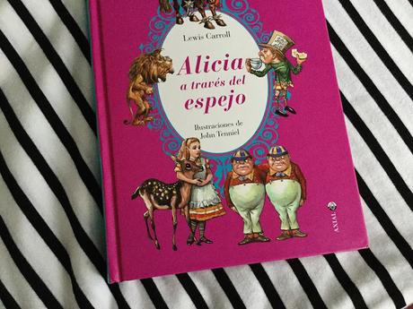 Alicia a través del espejo Alicia a través del espejo