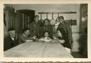 Foto antigua de una familia vasca atendiendo a tres soldados aliados gracias a la red Comète