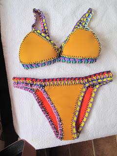 El bikini de moda de neopreno y crochet