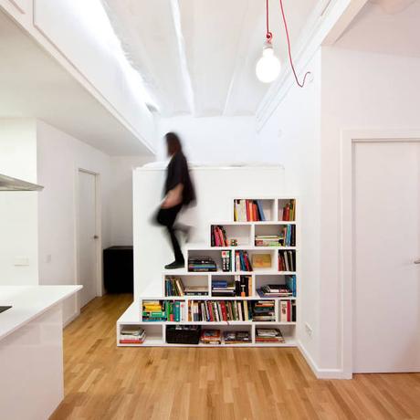 Libreria-escalera: Pasillos, vestíbulos y escaleras de estilo Moderno de Dolmen Serveis i Projectes SL