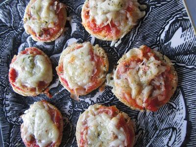 MINI PIZZAS DE BLINIS Y DEGUSTABOX DE JULIO MINI PIZZAS DE BLINIS Y DEGUSTABOX DE JULIO