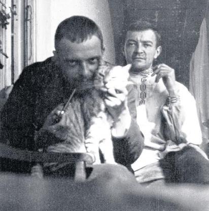 Paul Klee con el gato Fritzi y su amigo, el pintor Hans Reichel